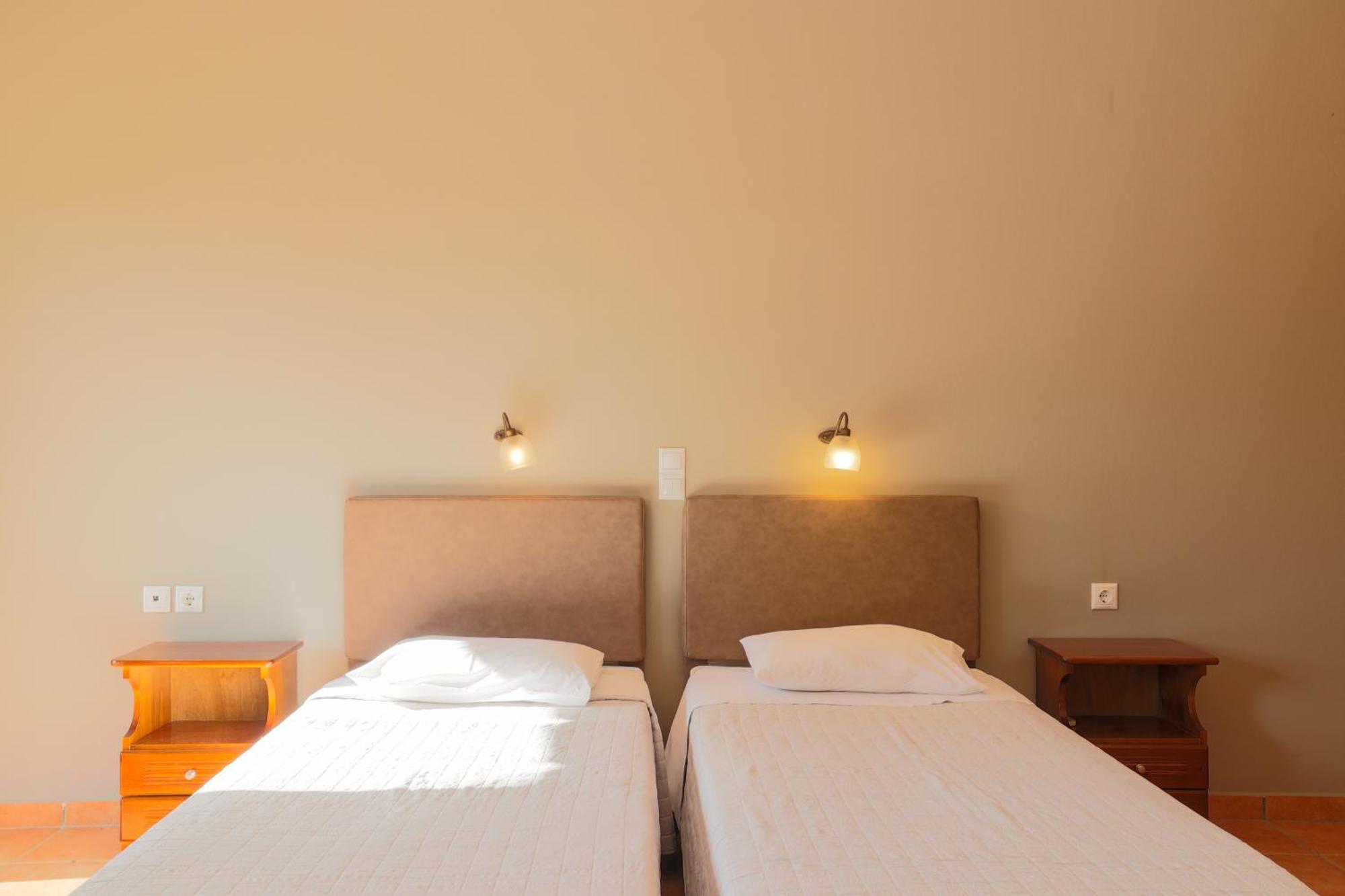 Vivi'S Apartments Agia Efimia エクステリア 写真